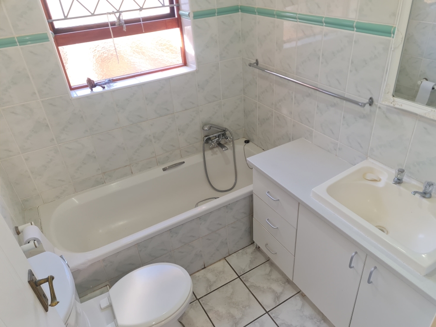 To Let 2 Bedroom Property for Rent in Wavecrest Eastern Cape